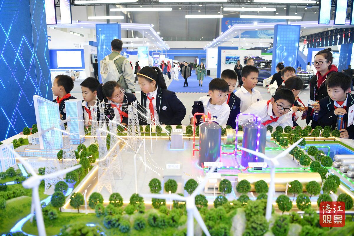 第十一届中国（绵阳）科技城国际科技博览会展区现场.jpg